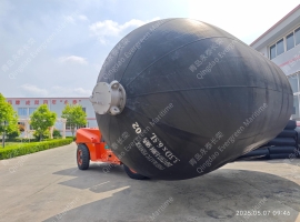 青岛永泰长荣3.3×6.5米的潜艇专用充气橡胶护舷靠球碰垫(kq3365无护套)工厂称重