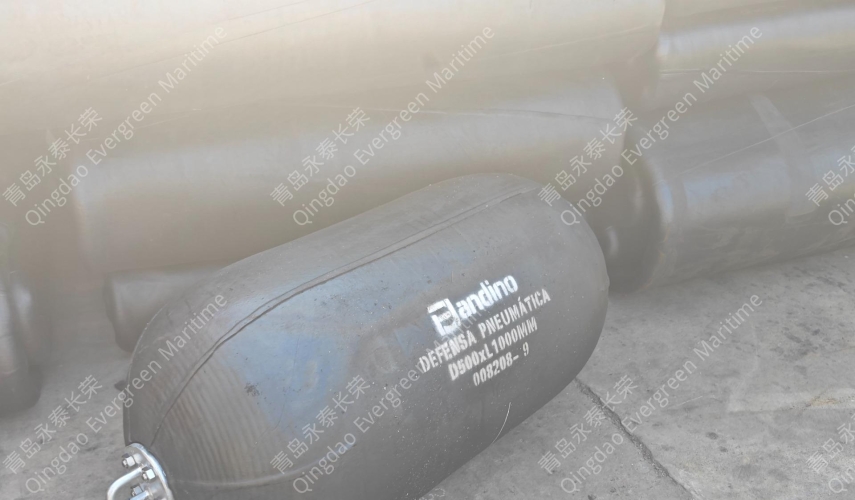 17个0.5×1米的黑色充气橡胶护舷靠球碰垫(KQ0510)出口托盘撒气包装准备发货