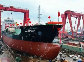浙江京盛进出口在振兴船舶修造的6300DWT沥青船气囊顺利上水吉水