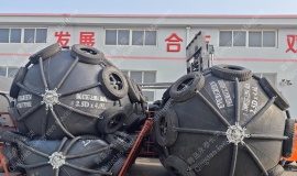 六个2.5×4米的横滨式充气橡胶护舷靠球碰垫(kq2540)撒气框架包装40柜发往新加坡