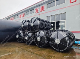 青岛永泰长荣1.5×3米的实心聚氨酯漂浮护舷靠球碰垫(FF1530带轮胎护套成品图片)