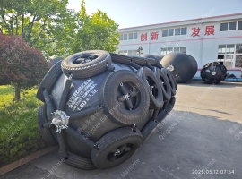 青岛永泰长荣南厂1.5×3.5米横滨式充气橡胶护舷靠球碰垫成品图片(kq1535带轮胎护套)