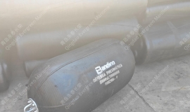17个0.5×1米的黑色充气橡胶护舷靠球碰垫(KQ0510)出口托盘撒气包装准备发货