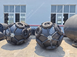 青岛永泰长荣两个1.5×3米的充气橡胶护舷靠球碰垫(kq1530)撒气框架包装