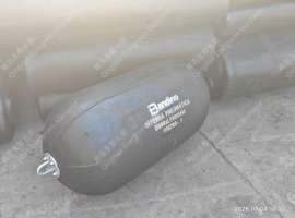 17个0.5×1米的黑色充气橡胶护舷靠球碰垫(KQ0510)出口托盘撒气包装准备发货