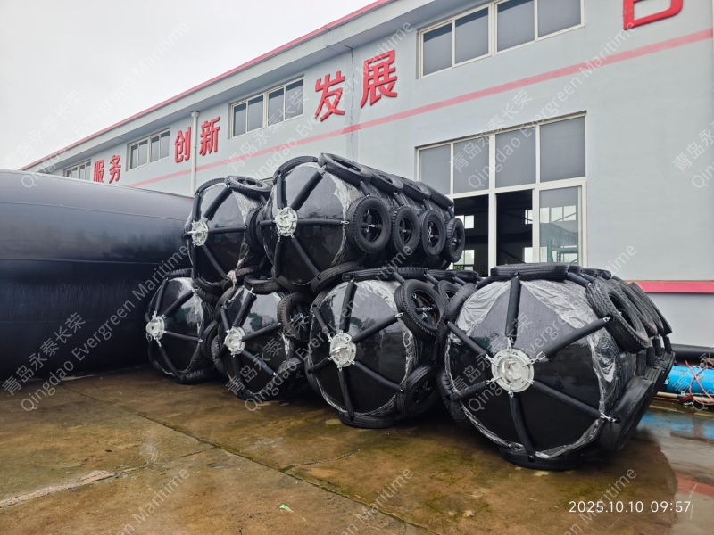 青岛永泰长荣1.5×3米的实心聚氨酯漂浮护舷靠球碰垫(FF1530带轮胎护套成品图片)