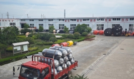 12个0.8×2米的充气橡胶护舷靠球(KQ0820无护套)装4.2米车发舟山岱山常石造船厂