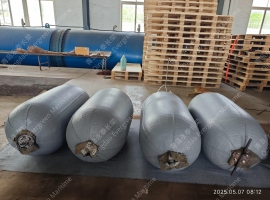 青岛永泰长荣0.5×1米的海军灰色充气橡胶护舷靠球碰垫车间生产图片