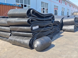 曼谷客户在青岛永泰长荣工厂定制的17个0.5×1米的充气橡胶护舷靠球(kq0510无护套)