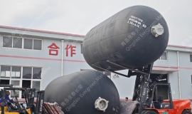 青岛永泰3.3×6.5米潜艇专用半潜充气橡胶护舷图纸及在潜艇中的应用