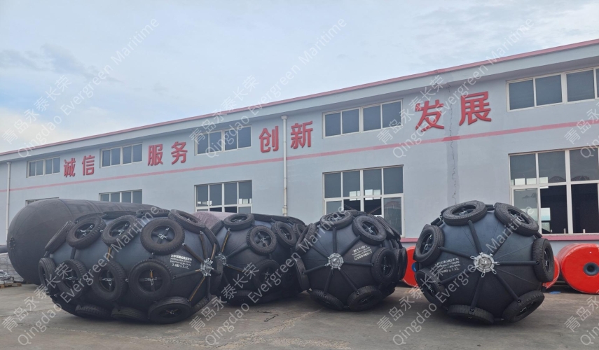 马来西亚客户在工厂定做的六个2×3.5米的横滨式充气橡胶护舷靠球碰垫