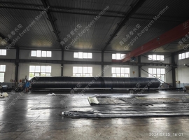 青岛永泰长荣正在生产的2×20米三股锦纶九层的船舶上排下水气囊(QN20200-9)