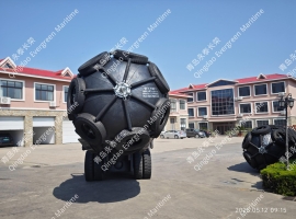 青岛永泰长荣2×3.5米横滨式充气橡胶护舷成品和撒气包装图片(kq2035带轮胎护套)