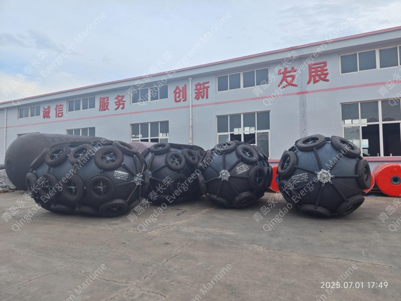 马来西亚客户在工厂定做的六个2×3.5米的横滨式充气橡胶护舷靠球碰垫