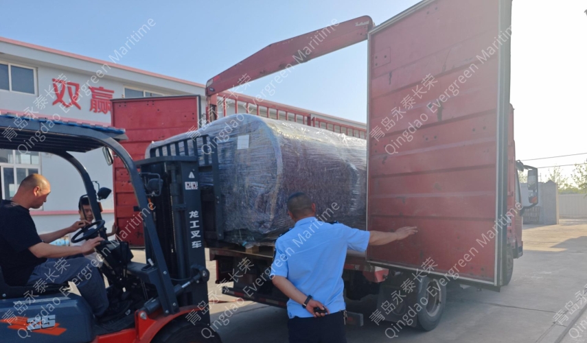两个3×20米的沉船打捞助浮气囊浮筒装车发上海空运到秘鲁