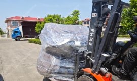 两个1.35×2.5米横滨式充气橡胶护舷(kq135250)撒气托盘包装发黄岛拼箱往印尼雅加达
