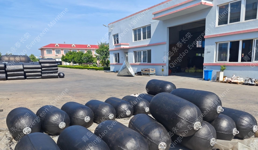 17个0.5×1米的充气橡胶护舷靠球碰垫撒气托盘包装准备发往曼谷(kq0510无护套)