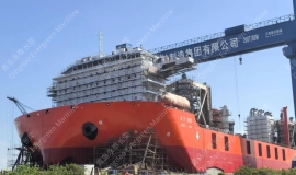 上海振华重工自重28000吨自航自升式海上风电安装平台“正力3500”气囊下水吉水成功
