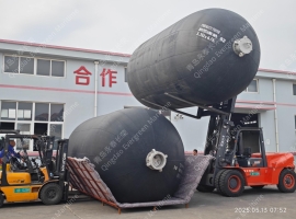 青岛永泰3.3×6.5米潜艇专用半潜充气橡胶护舷图纸及在潜艇中的应用