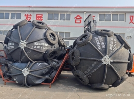六个2.5×4米的横滨式充气橡胶护舷靠球碰垫(kq2540)撒气框架包装40柜发往新加坡