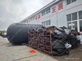 三个3×4.5米横滨式充气橡胶护舷靠球碰垫(kq3045)撒气框架包装40柜发韩国釜山
