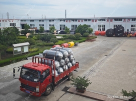 12个0.8×2米的充气橡胶护舷靠球(KQ0820无护套)装4.2米车发舟山岱山常石造船厂